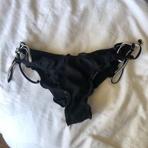 Black Volcom bottoms. Size M.